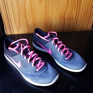 Nike Women's Fitsole Sneaker Size 7